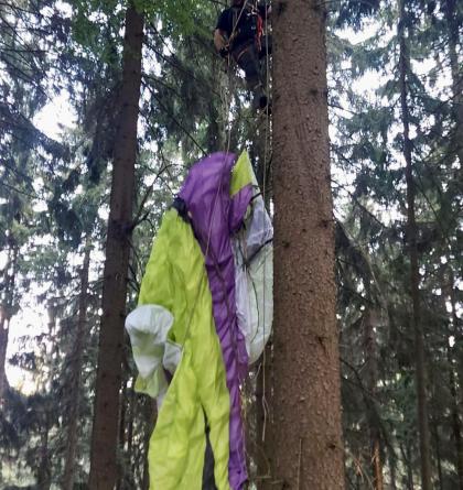 Z nebe přímo do větví stromu spadl za posledních pár dní už druhý paraglidista