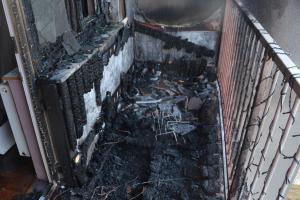 Muškáty si na balkón hned tak nedají. Oheň ho maličko zdevastoval