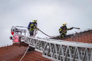 Požár střechy jatek v Melči netroškařil. Předběžná škoda je deset milionů korun