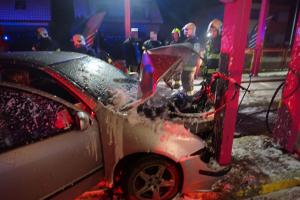 Živo na benzínce. V Huslenkách do ní narazil řidič, auto v plamenech