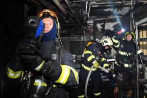 Požár v suterénu domu v pražském Braníku způsobil větší škody (VIDEO)