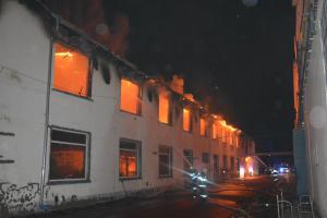 Velký požár výrobní haly v Lysé nad Labem. Okolní budovy v ohrožení