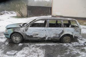 Elektroinstalace opět zradila. Osobní automobil skončil v plamenech