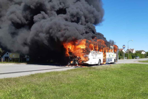 Autobus na plyn v plamenech. Shořel na popel, škoda za milion