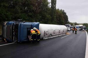 Hromadná nehoda na D46 u Prostějova: Cisterna, autobus, dodávka a kamion