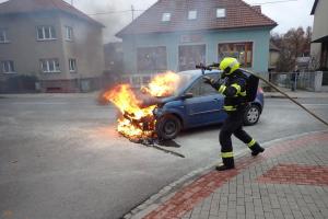Řidička: Najednou začalo všechno blikat. A pak auto hořelo