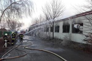 Požár lakovny ve Zvoli byl velký boj, jeden hasič skončil v nemocnici