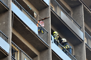 Nedobrý začátek víkendu. Hořelo v ostravské ubytovně, 80 evakuovaných osob