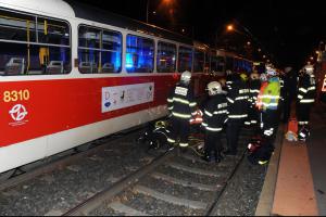Člověk pod tramvají. Hasiči soupravu museli zvednout, přijel i jeřáb