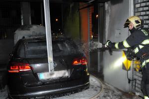 V garáži auto, to zcela zničil požár a odnesla to i fasáda domu v Praze