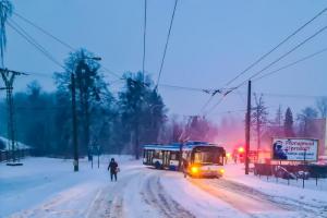 Moravskoslezští hasiči kvůli sněhu vyprošťovali kamiony i trolejbus