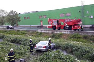 Sjeli do stoky v Českých Budějovicích. Pak musel auto vytahovat jeřáb