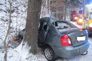 Nehoda osobního auta na Zlínsku: Zraněná matka s dítětem
