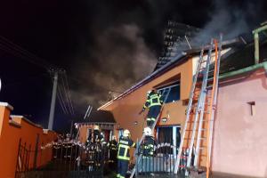 Bezesná noc majitelů rodinného domu v Nové Brtnici. Vydatně hořel