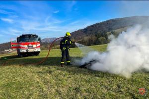Motorkář po havárii nedopadl dobře. Zranil se a stroj začal hořet (VIDEO)