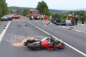 U Chotíkova na Plzeňsku při nehodě zahynula řidička osobního auta a motorkář
