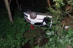Příliš časná páteční ranní smůla. Auto skončilo na střeše v potoce