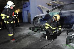 Opravit už nepůjde. Osobák v čestlickém autoservisu trochu hořel (VIDEO)