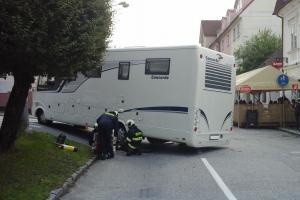 První prázdninový zásah hasičů. V Hluboké nad Vltavou uvízl zahraniční karavan
