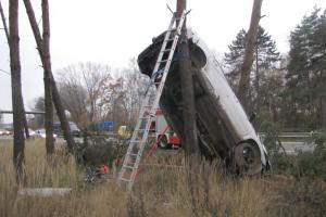 To by nesvedl ani kaskadér. Auto skončilo po nehodě zaklíněné mezi stromy