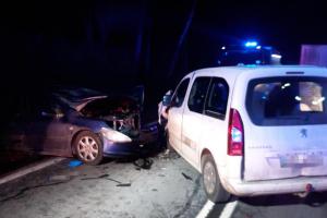 Sedm zraněných lidí po čelní srážce dvou osobních aut