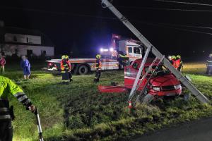 Automobil při nehodě přerazil sloup elektrického vedení