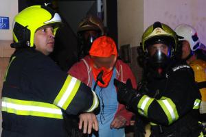 Spát v klidu moc nešlo. V Praze v noci hořel byt, hasiči zachránili 17 osob