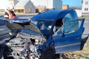 Nehoda dvou osobních automobilů si vyžádala dvě zranění
