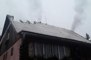 Hasiči zasahovali u požáru komínu a střechy rodinného domu v Bedřichově