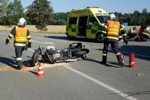 Kdo komu nedal přednost? Motorkář po srážce s dodávkou skončil ve špitálu