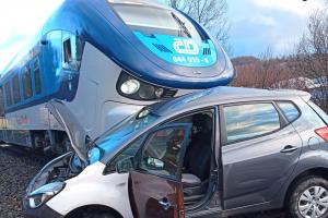 Ve Vizovicích tlačil vlak osobní auto třicet metrů, řidička vyvázla bez zranění