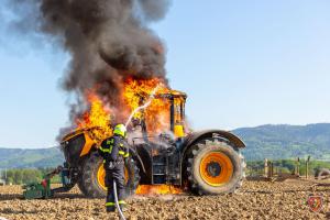 V Horních Tošanovicích na poli zničil oheň traktor (VIDEO)