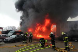 V Ostravě hasiči uchránili halu před požárem nejen starých vraků (VIDEO)