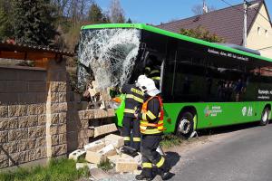 Nejdřív do zdi a pak do nemocnice. Z autobusu do vrtulníku