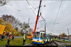 Ostravští hasiči nakolejovali tramvaj na Hranečníku pomocí jeřábu