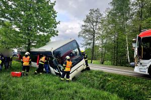 Autobus u Lišova se převrátil na bok, zraněná byla řidička