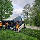 Autobus u Lišova se převrátil na bok, zraněná byla řidička