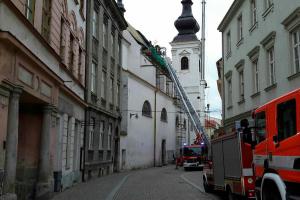Hasiči zachraňovali muže z lešení kostela. Dělník na něm zkolaboval