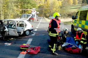 U Bečova na Karlovarsku se srazila dvě osobní auta, na místo letěl vrtulník