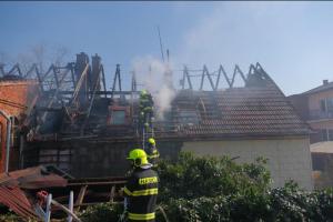 Hodně nepříjemný budíček. Ranní požár rodinného domu v Petřvaldu (VIDEO)