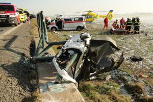 U Roudnice se střetl nákladní automobil s převozovou sanitou