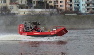 Hasiči na testovací akci: Záchranné plavidlo Airboat má neobyčejné vlastnosti