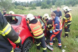 Karambol tří automobilů komplikoval příjezd do Zlína. Hasiči vyprošťovali