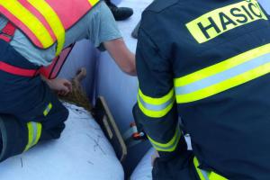 Hasiči vyprošťovali dítě, zaklínilo se ve stohu se slisovanými balíky krmiva