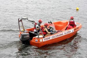 Noční honička ve Vltavě. Nahý cizinec v Praze zkoušel své plavecké umění