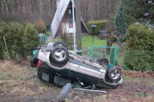 Svítit zatím nebudou, rozvodnou skříň zdemolovalo havarované auto