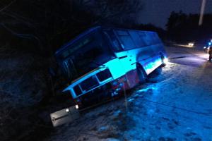Berounští hasiči zachránili z autobusu 12 lidí, nepříjemný byl hlavně mráz