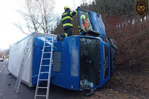 Po nehodě nákladního a osobního automobilu došlo ke třem zraněním