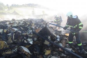 Kuřáci způsobili černý kouř nad Vizovicemi. Nedopalek zapálil staré matrace