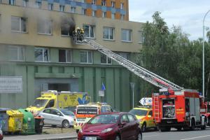 Před požárem v pražské garsonce z ní nájemník raději vyskočil